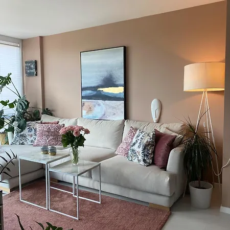 2 Bedroom Located In *